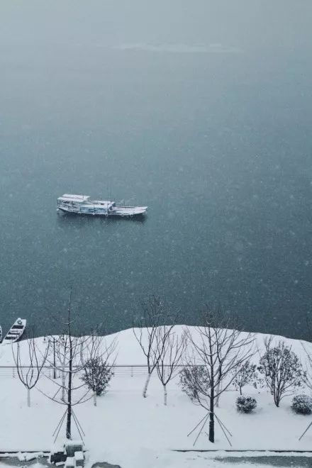 小编搜罗一批美美的雪景图给大家,张张都是壁纸级别哦.